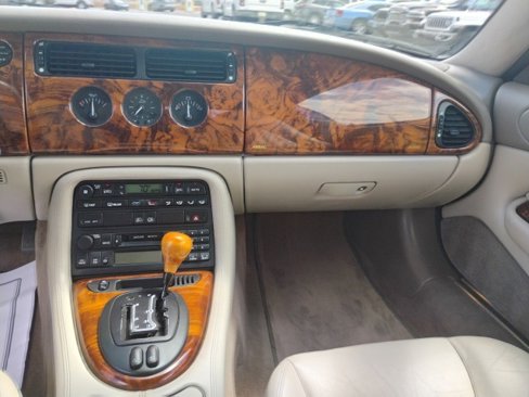 Used 1999 Jaguar XK8 Convertible image 10
