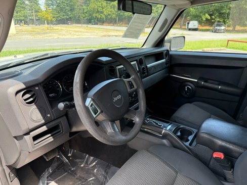 Used 2010 Jeep Commander Sport image 2