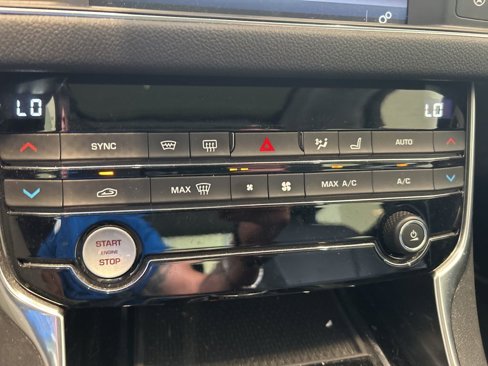 Used 2018 Jaguar XF Premium image 11