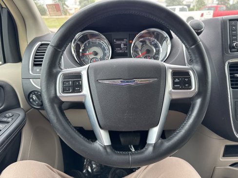 Used 2011 Chrysler Town & Country Touring-L image 16