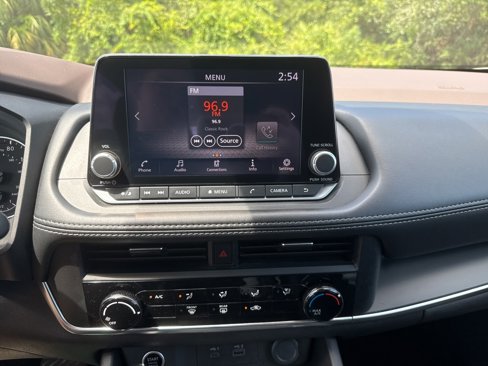 Used 2023 Nissan Rogue S image 15