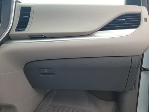 Used 2015 Toyota Sienna LE image 17