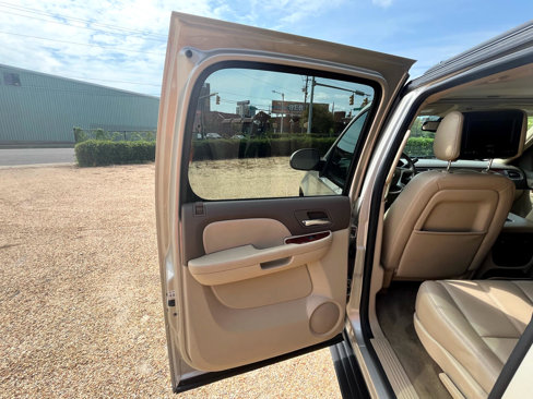 Used 2014 Chevrolet Suburban LT image 32