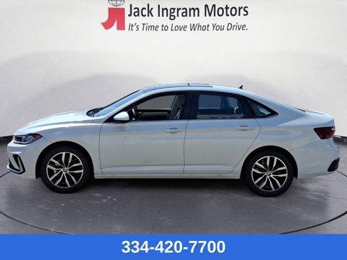 New 2025 Volkswagen Jetta SE image 2
