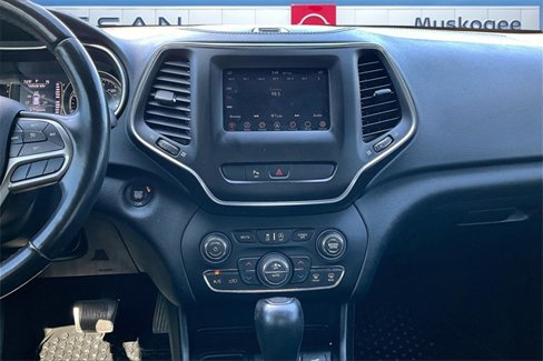 Used 2019 Jeep Cherokee Latitude Plus w/ Comfort/Convenience Group image 9