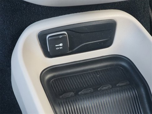 Used 2022 Chrysler Voyager LX image 27