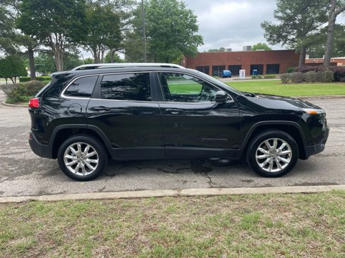 Used 2017 Jeep Cherokee Limited image 6