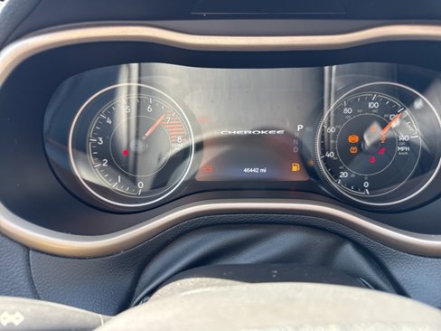Used 2018 Jeep Cherokee Limited w/ Technology Group image 15