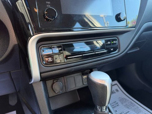 Used 2018 Toyota Corolla L image 29