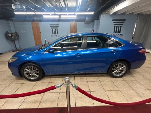 Used 2017 Toyota Camry SE image 2