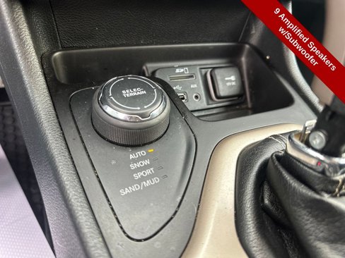 Used 2017 Jeep Cherokee Latitude w/ Cold Weather Group image 25