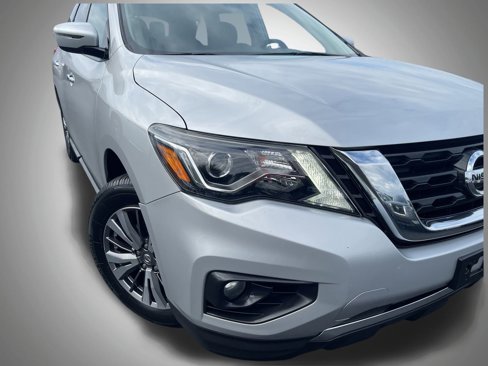 Used 2020 Nissan Pathfinder SV image 3