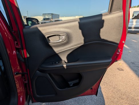 Used 2018 Jeep Compass Latitude w/ Popular Equipment Group image 32