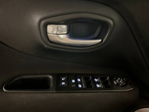 Certified 2021 Jeep Renegade Latitude w/ Sun & Sound Group image 10