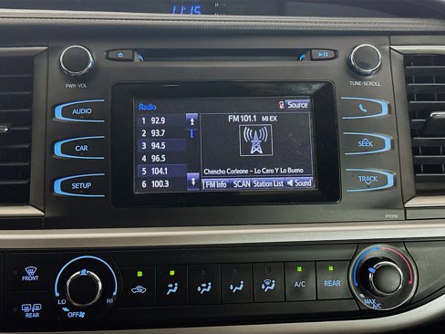 Used 2017 Toyota Highlander LE image 19