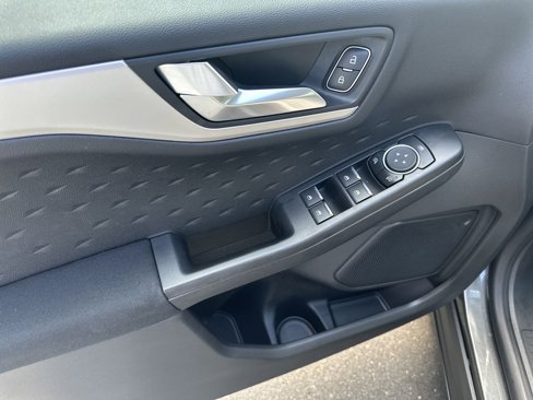 Used 2020 Ford Escape SE image 9
