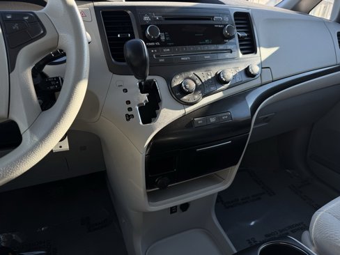Used 2011 Toyota Sienna LE image 17