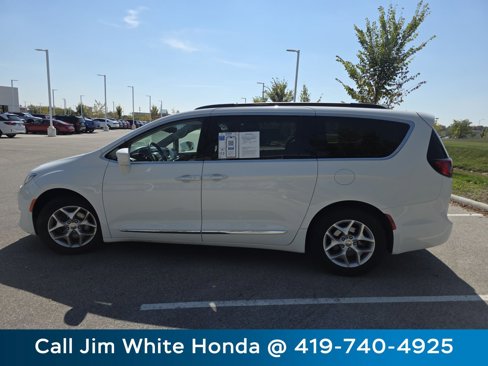 Used 2017 Chrysler Pacifica Touring-L w/ Tire & Wheel Group image 13