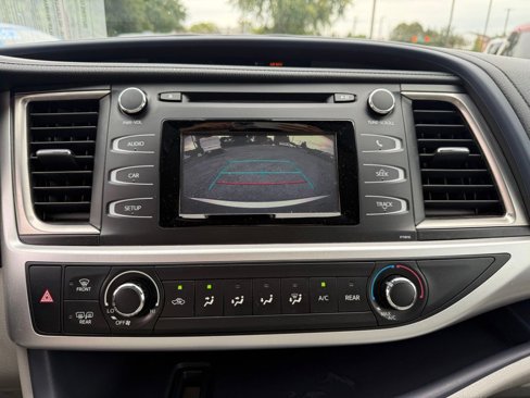 Used 2019 Toyota Highlander LE image 8
