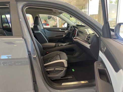 New 2025 Volkswagen Atlas Peak Edition SE image 34
