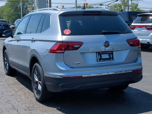 Used 2022 Volkswagen Tiguan SE w/ Panoramic Sunroof Package image 4