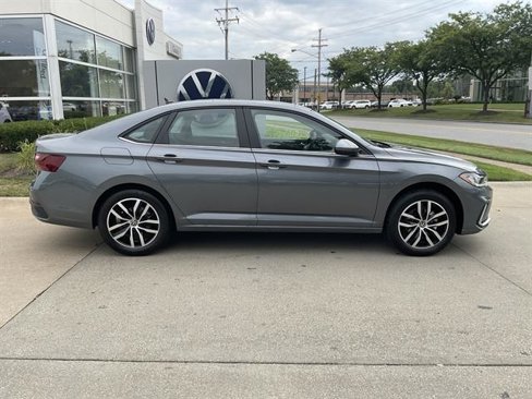 New 2025 Volkswagen Jetta SE image 4