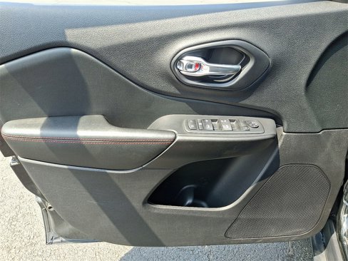 Used 2021 Jeep Cherokee Trailhawk image 12