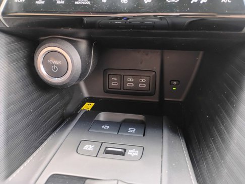 Used 2023 Toyota Venza XLE image 23