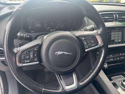 Used 2018 Jaguar F-PACE Prestige image 22