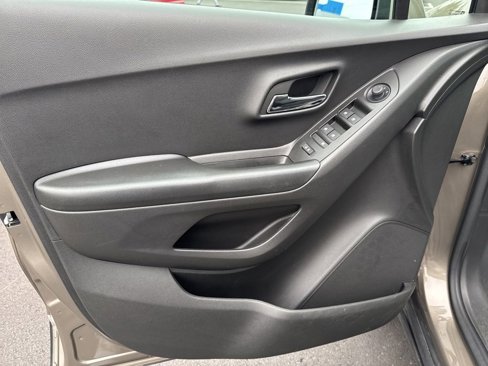 Used 2022 Chevrolet Trax LT w/ Sport Edition image 14