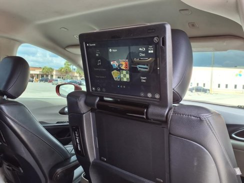 Used 2018 Chrysler Pacifica Touring-L Plus image 18