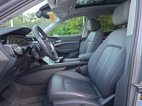 Used 2021 Audi e-tron Premium w/ Convenience Plus Package image 28