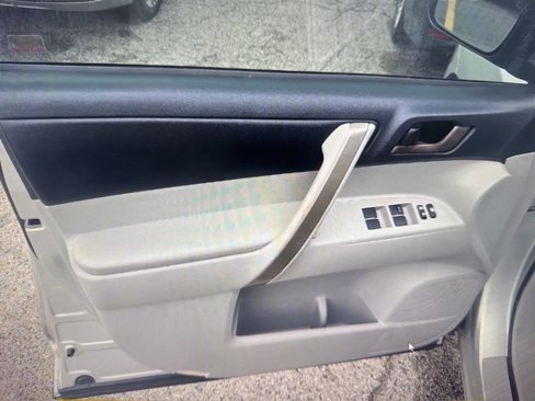 Used 2012 Toyota Highlander SE image 9