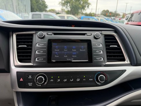 Used 2019 Toyota Highlander LE image 7