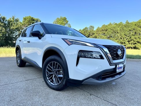 Used 2023 Nissan Rogue S image 2