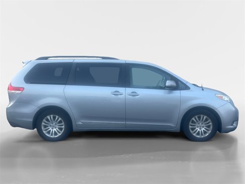 Used 2014 Toyota Sienna XLE image 3