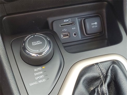 Used 2018 Jeep Cherokee Latitude w/ Safety Group image 23