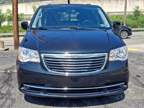 Used 2016 Chrysler Town & Country Touring image 2