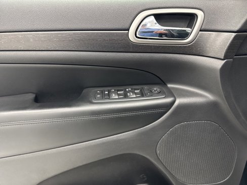 Used 2017 Jeep Grand Cherokee Altitude image 9