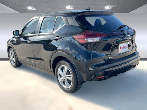 Used 2022 Nissan Kicks S image 3
