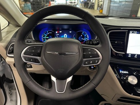 Used 2024 Chrysler Pacifica Select image 14