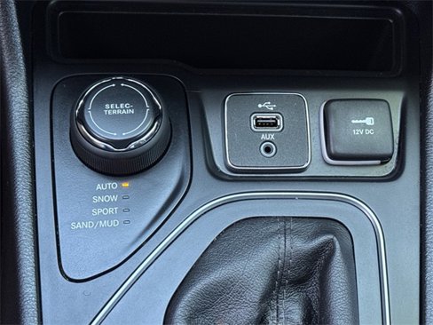 Certified 2019 Jeep Cherokee Latitude Plus w/ Cold Weather Group image 21