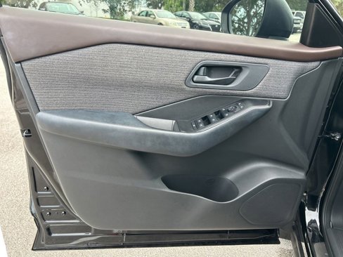 Used 2023 Nissan Rogue S image 10