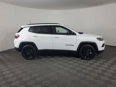 Used 2025 Jeep Compass Latitude w/ Altitude Special Edition image 3