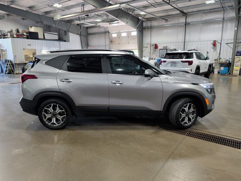 Used 2021 Kia Seltos EX image 2