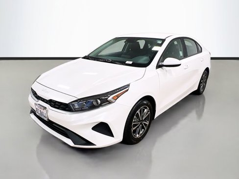 Certified 2022 Kia Forte LXS image 3