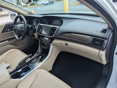 Used 2017 Honda Accord Touring image 17