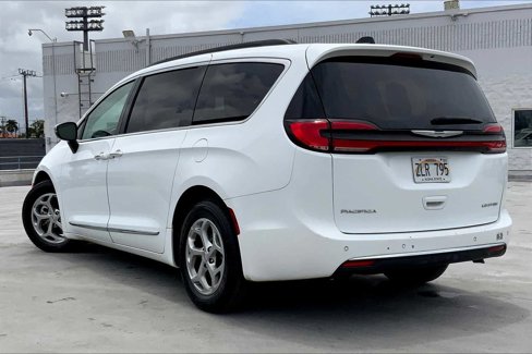 Used 2023 Chrysler Pacifica Limited image 4