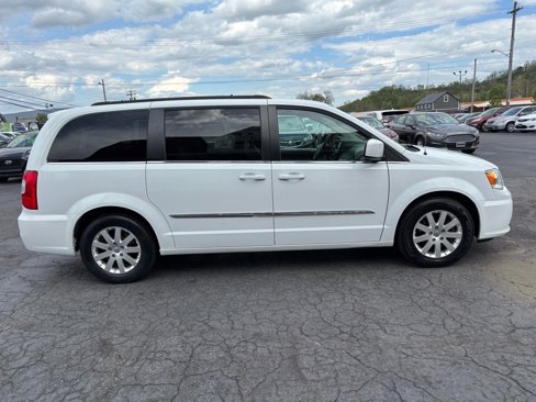 Used 2016 Chrysler Town & Country Touring image 8