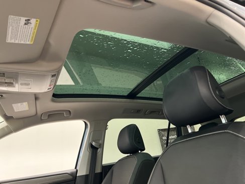 Used 2023 Volkswagen Tiguan SE w/ Panoramic Sunroof Package image 11